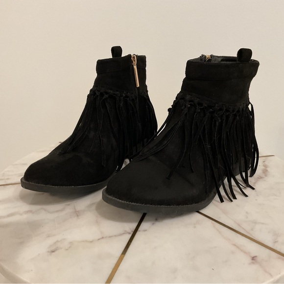 🔴SUEDE FRINGE ANKLE BOOTS🔴 - Picture 4 of 10